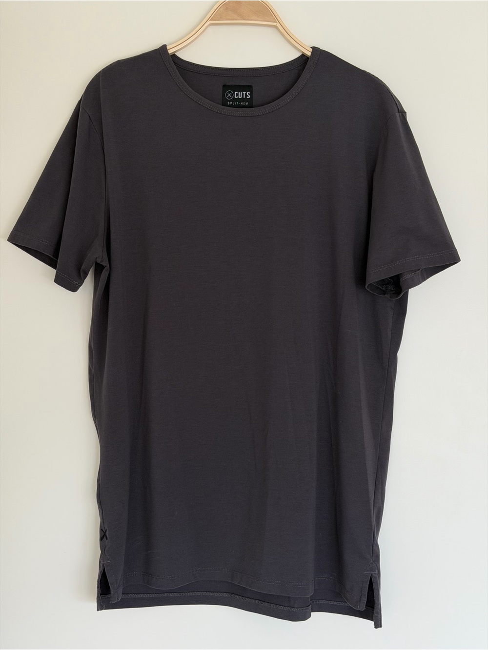 Men’s Cuts Split Hem T-Shirt in Charcoal Black